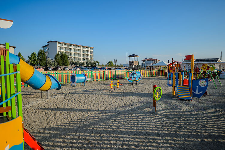 2-Nautic-Family---loc-de-joaca-pe-plaja