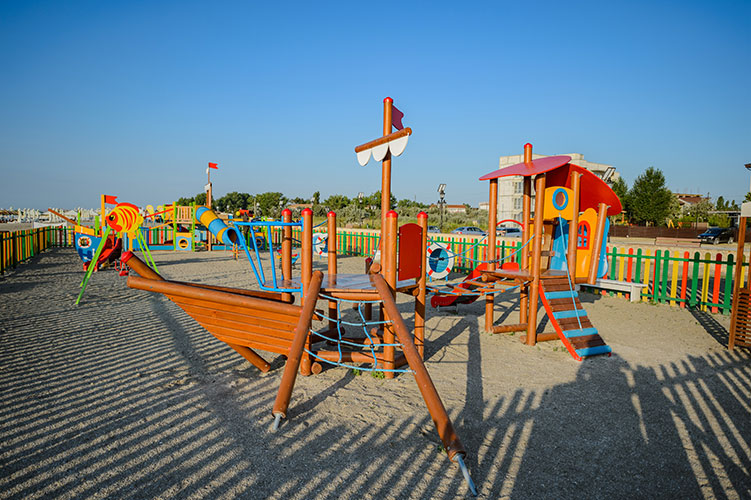 3-Nautic-Family---loc-de-joaca-pe-plaja